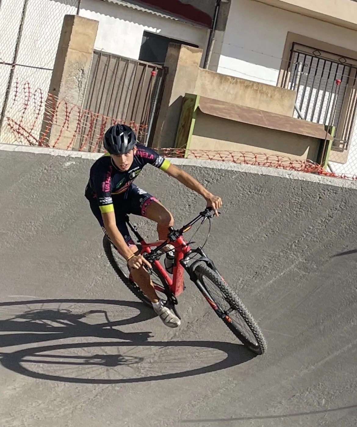 Ciclista entrenando — configurar Intervals.icu para entrenar con datos de potencia y frecuencia cardíaca