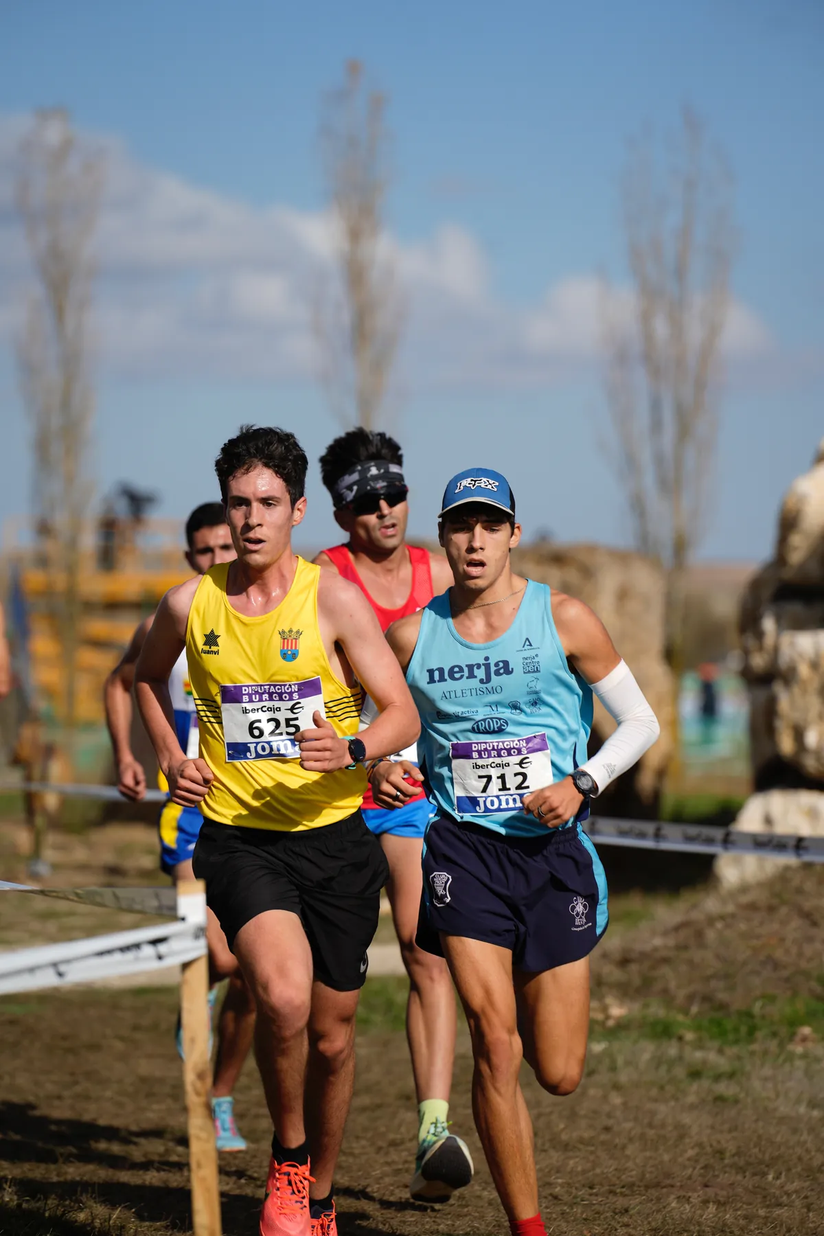 Corredor en competición de cross — entrenamiento de running para bajar de 50 minutos en 10K